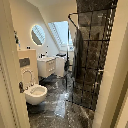 The Butterfly - House In For 7 Persons With Luxury Rooftop Deck & Free Parking *