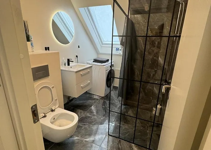 The Butterfly - House In For 7 Persons With Luxury Rooftop Deck & Free Parking *